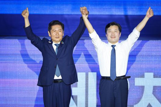 정청래 더불어민주당 신임 당대표와 황명선 최고위원이 2일 경기 고양시 킨텍스에서 열린 제2차 임시전국당원대회에서 당선 발표 후 당원들을 향해 손을 들어 보이고 있다. 뉴스1