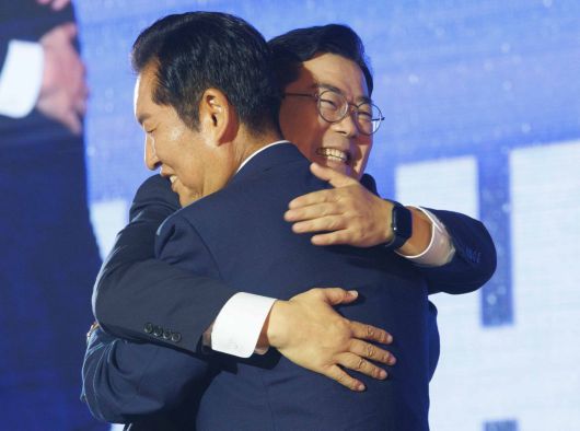 정청래 더불어민주당 신임 당대표와 박찬대 후보가 2일 경기 고양시 킨텍스에서 열린 제2차 임시전국당원대회에서 당선 발표 후 포옹하고 있다. 사진공동취재