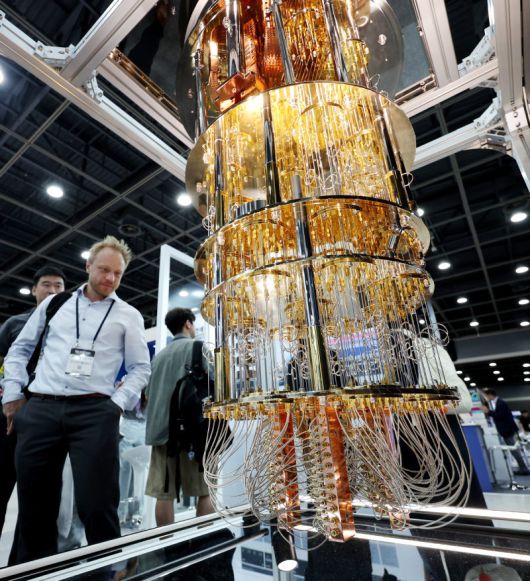 6월 24일 서울 서초구 aT센터에서 열린 ‘퀀텀 코리아 2025’ 행사에서 관람객들이 IBM의 ‘퀀텀 시스템 원(Quantum System One)’ 양자컴퓨터 모형을 보고 있다. 뉴시스