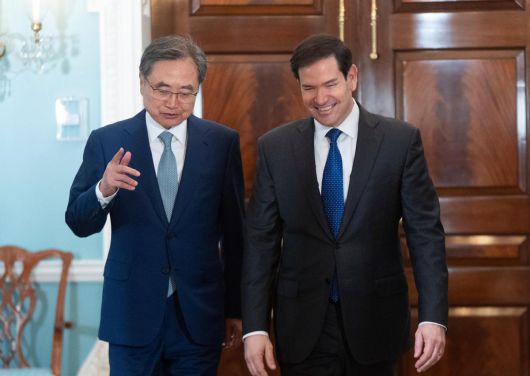 조현-루비오 첫 韓美외교장관 회담 조현 외교부 장관(왼쪽)과 마코 루비오 미 국무장관이 지난달 31일(현지 시간) 미국 워싱턴에서 첫 한미 외교장관 회담을 가졌다. 외교부는 회담 후 “두 장관은 변화하는 역내 안보 및 경제 환경 속에서 동맹을 더욱 강화하고 전략적 중요성도 한층 높이는 방향으로 동맹을 현대화해 나가야 한다는 데 의견을 같이했다”고 밝혔다. 워싱턴=AP 뉴시스