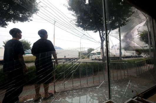 3일 오후 경북 영천시 금호읍 구암리 채신공단에 있는 화장품 원료 제조공장에서 불이 나 공장 내부 폭발로 수백 미터 떨어진 창고 유리창이 깨져 있다. 2025.8.3 뉴스1