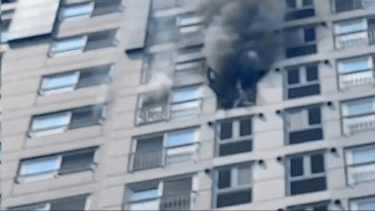 지난 28일 오후 1시 15분쯤 서울 성동구 금호동의 한 아파트에서 에어컨 실외기 화재가 발생했다. (서울 성동소방서 제공) ⓒ뉴스1