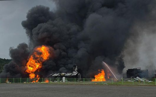 3일 오후 경북 영천시 금호읍에 있는 화학물질 취급 공장에서불이 나 소방 당국이 대응 1단계를 발령하고 진화 작업을 하고 있다.  (경북소방본부 제공)  2025.8.3 뉴스1