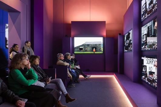 2024년 존 아캄프레 베니스비엔날레 전시