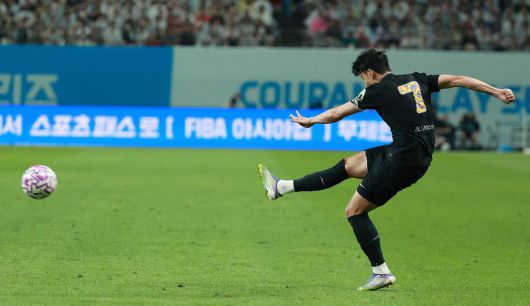 토트넘 손흥민이 3일 서울월드컵경기장에서 열린 뉴캐슬과의 친선전에서 크로스를 시도하고 있다. 뉴시스.