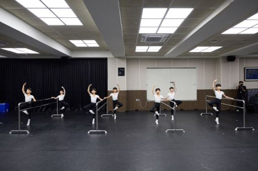 지난달 31일 서울 서초구 신시컴퍼니 연습실에서 열린 뮤지컬 ‘빌리 엘리어트’ 최종 오디션에서 소년들이 발레를 선보이고 있다. 신시컴퍼니 제공
