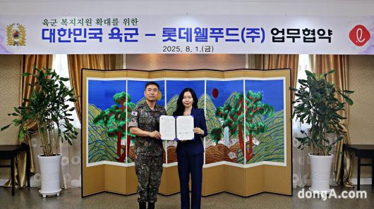 여명랑 롯데웰푸드 푸드사업부장(오른쪽)과 김진익 육군본부 인사참모부장이 업무협약을 체결한 후 기념사진을 촬영하고 있다.