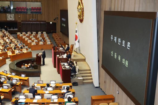 신동욱 국민의힘 의원이 4일 오후 서울 여의도 국회에서 열린 본회의에 상정된 방송법 일부개정법률안(대안)에 대한 무제한토론(필리버스터)을 하고 있다.  2025.8.4/뉴스1