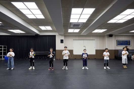 지난달 31일 서울 서초구 신시컴퍼니 연습실에서 열린 뮤지컬 ‘빌리 엘리어트’ 최종 오디션에서 소년들이 발레를 선보이고 있다. 신시컴퍼니 제공