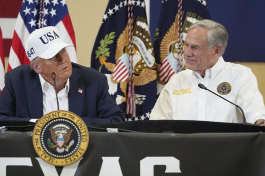 도널드 트럼프 미국 대통령(왼쪽)과 그레그 애벗 텍사스 주지사가 지난달 11일(현지 시간) 텍사스주 커빌의 비상운영센터에서 홍수 피해와 관련해 간담회를 하고 있다. 커빌=AP 뉴시스