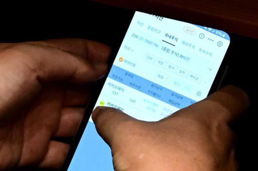 국회 법제사법위원회 위원장을 맡고 있는 이춘석 더불어민주당 의원이 4일 서울 여의도 국회에서 열린 본회의에서 타인 명의로 개설된 주식 계좌를 확인하고 있다. 이 의원의 휴대전화 속 주식 계좌의 주인은 차ㅇㅇ으로 이 의원을 국회 사무총장때부터 보좌해온 인물이다. 현재 이춘석 의원실의 보좌관으로 일하고 있다. 더 팩트 제공