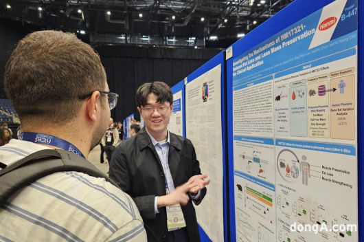 한미약품 직원이 HM17321 비임상 연구결과를 소개하고 있다.