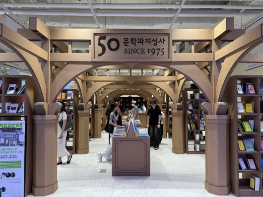 최근 팝업스토어에서 발생하는 폐기물에 대한 문제의식이 커지면서 며칠 반짝 운영하는 팝업의 ‘이후’를 생각하는 이들이 늘고 있다. 문학과지성사는 서울국제도서전 당시 코엑스에 설치했던 종이 부스를 해체해 보관한 뒤 최근 용산 아이파크몰에서 재조립해 활용했다. 퍼니페이퍼 유튜브 캡처