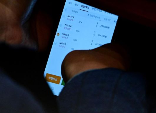 국회 법제사법위원회 위원장을 맡고 있는 이춘석 더불어민주당 의원이 4일 서울 여의도 국회에서 열린 본회의에서 타인 명의로 개설된 주식 계좌를 확인하고 있다. 이 의원의 휴대전화 속 주식 계좌의 주인은 차ㅇㅇ으로 이 의원을 국회 사무총장때부터 보좌해온 인물이다. 현재 이춘석 의원실의 보좌관으로 일하고 있다. 더 팩트 제공