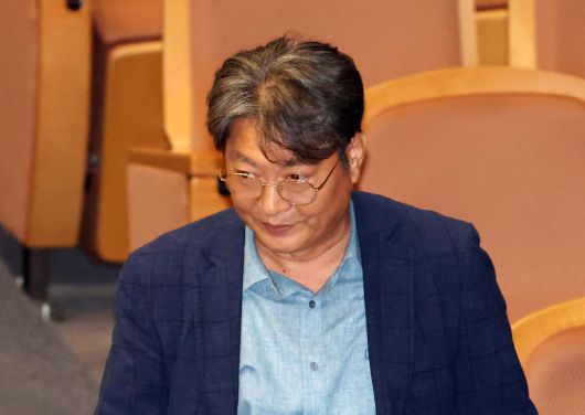 이춘석 더불어민주당 의원이 5일 오후 서울 여의도 국회 본회의장에서 방송법 개정안에 대한 무제한토론 종결동의의 건 투표를 하기 위해 기표소를 나서고 있다. 2025.08.05. 뉴시스