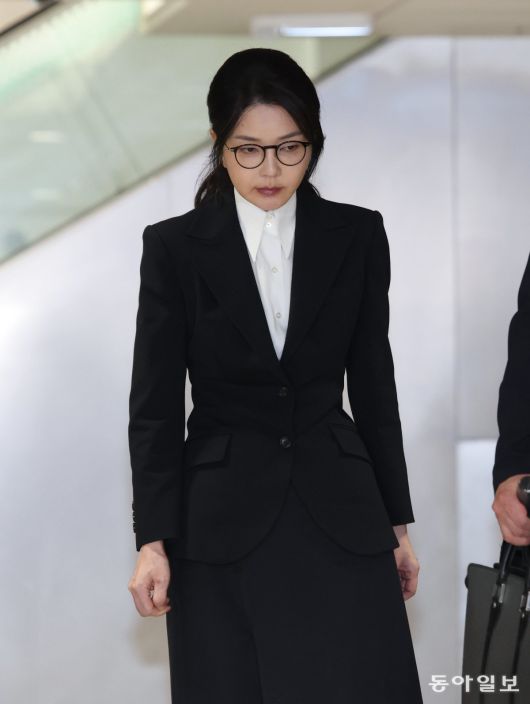 윤석열 전 대통령의 부인 김건희 여사가 6일 오후 서울 종로구 KT광화문빌딩 웨스트 김건희 특검(특별검사 민중기) 사무실에서 피의자 신분으로 조사를 받고 나오며 취재진의 질문을 받고 있다. 송은석 기자 silverstone@donga.com