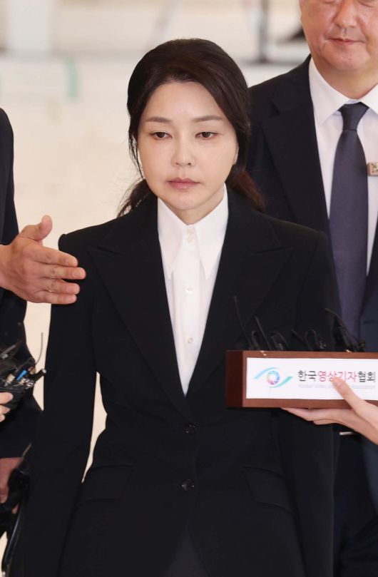 윤석열 전 대통령 부인 김건희 여사가 6일 서울 종로구 민중기 김건희 특별검사팀 사무실에 자본시장법 위반 등 혐의 피의자 신분으로 출석하고 있다. 2025.8.6. 사진공동취재단