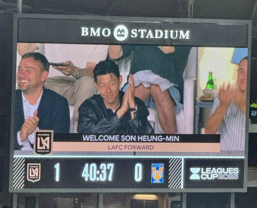 미국 프로축구 메이저리그사커(MLS) 로스앤젤레스FC(LAFC) 홈구장 BMO 스타디움에서 열린 LAFC와 티그레스(멕시코)의 리그스컵 경기를 지켜보는 손흥민.  AP 뉴시스