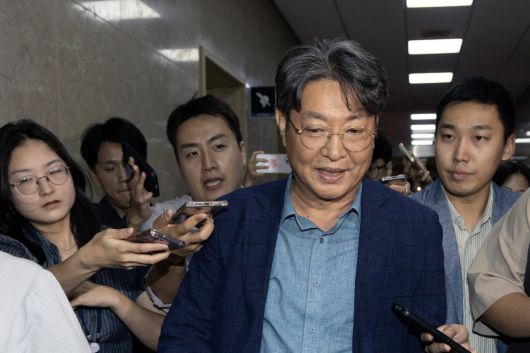 ‘주식 차명거래 의혹’이 제기된 이춘석 더불어민주당 의원이 5일 오후 서울 여의도 국회에서 방송법 개정안에 대한 무제한토론 종결동의의 건 투표를 마치고 본회의장을 빠져나가고 있다. 2025.8.5 뉴스1