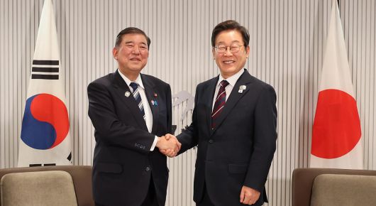 이재명 대통령이 17일(현지 시간) 캐나다 앨버타주 캐내내스키스 주요 7개국(G7) 정상회의장에서 이시바 시게루 일본 총리와 한일 정상회담에 앞서 악수하고 있다. 2025.06.18. 카나나스키스(캐나다)=뉴시스