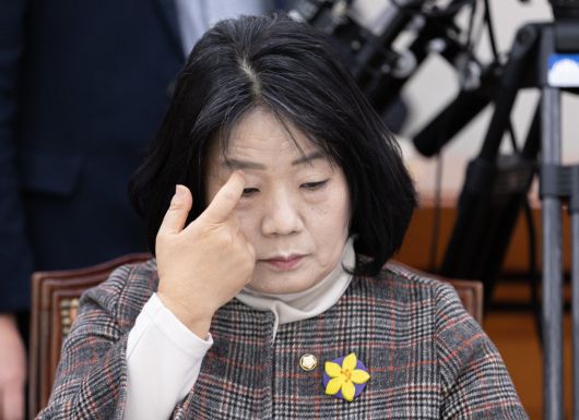 윤미향 무소속 의원이 2023년 2월 20일 서울 여의도 국회에서 열린 농림축산식품해양수산위원회 전체회의에서 잠시 생각에 잠겨 있다. 2023.2.20 뉴스1