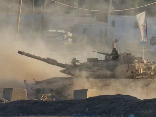 이스라엘군이 6일 팔레스타인 가자지구 인근에서 탱크를 동원한 군사 훈련을 하고 있다. 베냐민 네타냐후 이스라엘 총리는 7일 안보 내각 회의를 열고 5만 명의 병력을 투입해 가자지구를 완전 점령하는 계획을 논의하기로 했다. 가자지구=AP 뉴시스