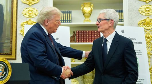 애플, 6000억 달러 투자 약속 도널드 트럼프 미국 대통령(왼쪽)이 6일(현지 시간) 워싱턴 백악관에서 1000억 달러의 신규 투자를 포함해 향후 4년간 미국 내 6000억 달러(약 834조 원)의 투자 계획을 밝힌 팀 쿡 애플 최고경영자(CEO)와 악수하고 있다. 트럼프 대통령은 이 자리에서 “미국으로 들어오는 모든 반도체에 100%의 관세를 부과할 것”이라고 밝혔다. 워싱턴=AP 뉴시스