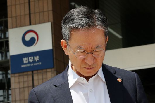 정성호 법무부 장관이 7일 경기도 과천시 정부과천청사 법무부를 나서고 있다.  2025.08.07 뉴시스