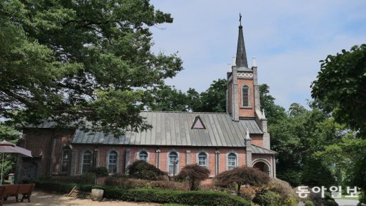 충남 아산 천주교 공세리성당. 대전교구 첫 번째 본당이다.
