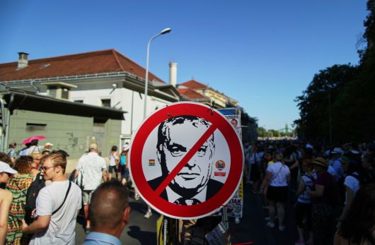 6월 28일 부다페스트에서 열린 ‘프라이드 행진’에 참여한 시민들이 오르반 정권에 반대한다는 팻말을 들고 있다. 오르반 정부는 법까지 바꾸며 이 성소수자 관련 행진을 금지했지만, 오히려 그게 반대 여론을 부추겼고 올해 프라이드 행진은 역대 최대 참여자를 기록했다. AP 뉴시스