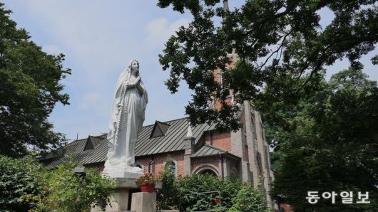 공세리성당과 성모상.
