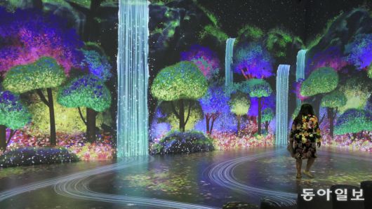 충무공이순신기념관 실감영상실에서 흐르는 현충사의 사계 영상.