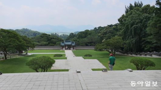 현충사 사당 내부에 걸린 영정 속 충무공 이순신의 시선을 따라가면 아산 시내가 바라다보인다. 그러나 그는 그 너머 평화로운 온 땅을 사랑했을 것이다.