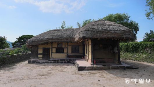 건재고택 가랍집. 외거 노비들이 살던 집으로 130여 년 전 지어질 때 모습을 온전히 지키고 있다.