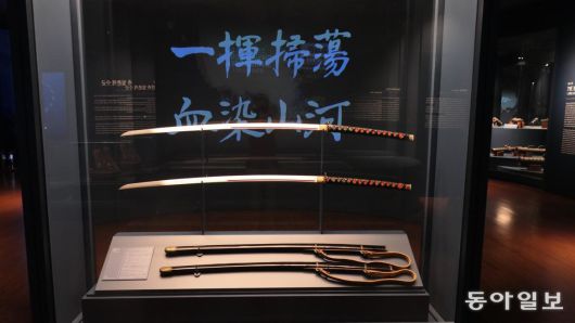 현충사 충무공이순신기념관에 전시된 그의 칼 두 자루. 뒤 영상으로 칼에 새겨진 문구가 흐른다.