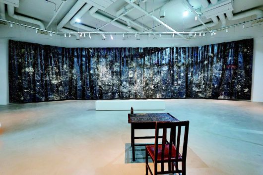 재일교포 3세 수미 가나자와 작가가 신문지를 10B 연필로 까맣게 칠해 만든 작품 ‘신문지 위의 드로잉’. 포도뮤지엄 제공