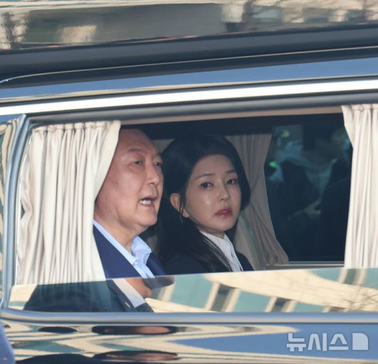 윤석열 전 대통령과 김건희 여사가 헌법재판소 파면 결정 후 일주일 만인 11일 오후 서울 용산구 한남동 대통령 관저를 떠나고 있다. 공동취재. 2025.04.11. [서울=뉴시스]