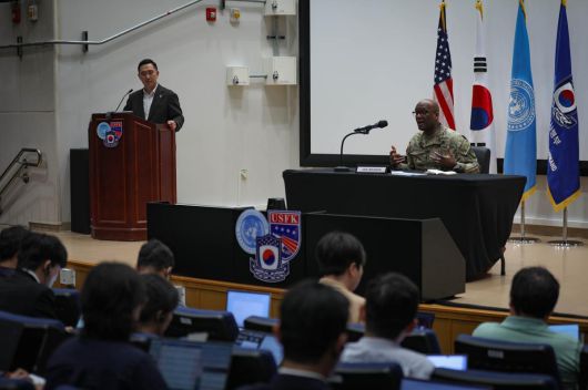 제이비어 브런슨 주한미군 사령관(대장)이 8일 캠프험프리스(경기 평택미군기지)에서 국내 매체들을 대상으로 취임 후 첫 기자간담회를 하고 있다. 주한미군사령부 제공