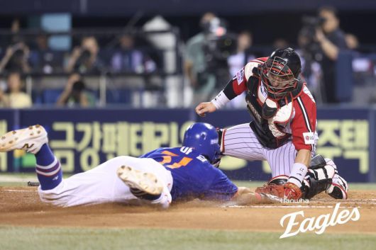 한화 손아섭이 7회초 LG 포수 박동원의 태그를 피해 홈으로 슬라이딩해 들어가고 있다. 한화 제공