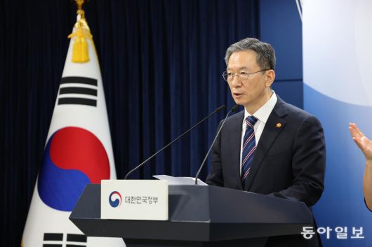 11일 서울 종로구 정부서울청사에서 정성호 법무부장관이 광복절 사면 대상자를 발표하고 있다. 홍진환 기자 jean@donga.com