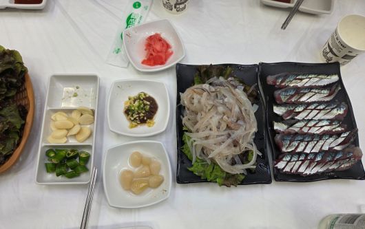 A 씨가 ‘오징어 난전’ 앞 횟집에서 구매한 2만 원짜리 오징어 두 마리, 그리고 서비스 회. 속초시청 홈페이지 자유게시판 캡처