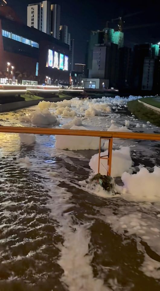 중국 동북부 랴오닝성 선양시의 한 하천이 세정제 거품으로 뒤덮여 지역 사회가 발칵 뒤집혔다. (시나뉴스)