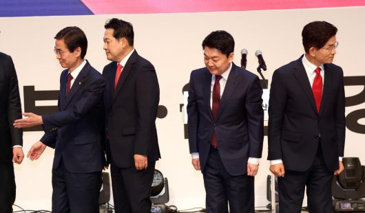 국민의힘 제6차 전당대회 부산·울산·경남 합동연설회가 열린 12일 부산 해운대구 벡스코 오디토리움에서 조경태(왼쪽부터), 장동혁, 안철수, 김문수 국민의힘 당 대표 후보가 당원들에게 인사한 뒤 무대를 내려가고 있다. 2025.08.12. 뉴시스