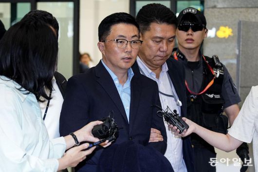 김건희 여사 일가의 ‘집사’로 알려진 김예성 씨가 12일 인천국제공항을 통해 입국하고 있다. 윤석열 전 대통령이 파면된 지난 4월 급작스럽게 베트남으로 출국한 이후 약 4개월 만이다. 김 여사 관련 의혹을 수사하는 민중기 특별검사팀은 공항에서 곧바로 김씨를 체포해 조사실로 데려올 방침이다. 인천=전영한 기자