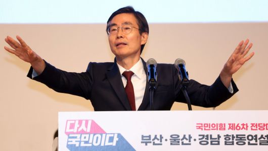 조경태 국민의힘 당대표 후보가 12일 오후 부산 해운대구 벡스코 오디토리움에서 열린 국민의힘 제6차 전당대회 부산·울산·경남 합동연설회에서 정견발표에 앞서 장내 소란 중단을 요구하고 있다. (공동취재) 2025.8.12/뉴스1