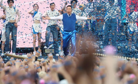 가수 싸이가 28일 오후 인천 서구 인천아시아드 주경기장에서 가진 ‘싸이 흠뻑쇼 SUMMER SWAG 2025 - 인천’에 출연해 화려한 무대를 선보이고 있다. 2025.6.28/뉴스1 ⓒ