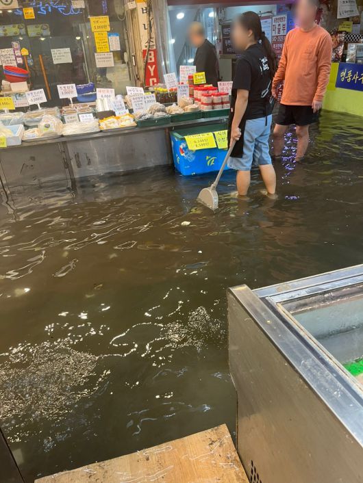 인천지역에 집중호우가 내린 13일 인천 서구 중앙시장에 물이 차오른 모습. (독자 제공) 2025.8.13/뉴스1