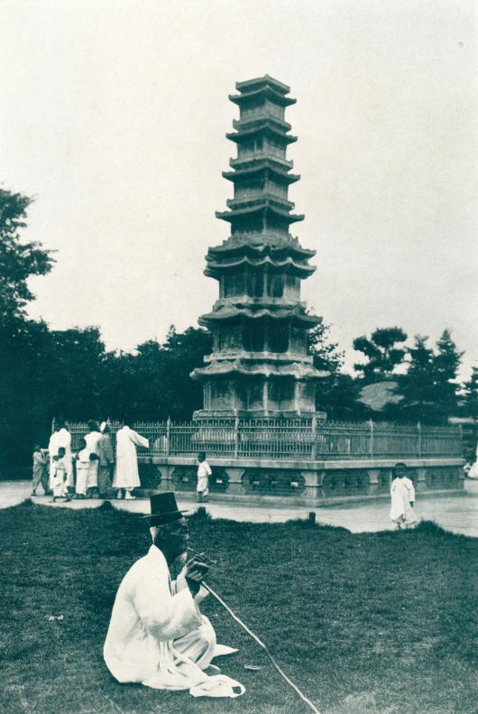 갓을 쓴 노인이 공원 내 풀밭에서 담배를 피우고 있다. 탑골공원이 일제강점기에도 도심 속 조선인들의 공원으로 자리 잡았음을 엿볼 수 있다. 사진 출처 서울역사박물관