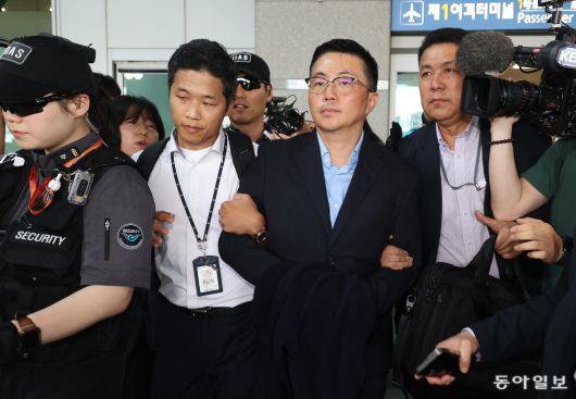 ‘김건희 집사’ 김예성 씨(가운데)가 12일 오후 베트남에서 인천공항으로 입국한 직후 특검에 체포돼 특검 사무실로 향하고 있다. 김 씨는 전날 동아일보와의 인터뷰에서 김건희 여사와 연루된 의혹을 모두 부인하며 특검 조사에서 사실대로 말하겠다고 밝혔다. 인천=전영한 기자 scoopjyh@donga.com