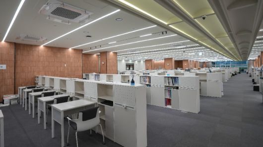 수험생들이 공부하는 ‘부엉이 라이브러리’의 모습. 개인별 책상, 책꽂이 등이 마련돼있으며 지정 좌석제로 운영된다. 시대인재 제공.